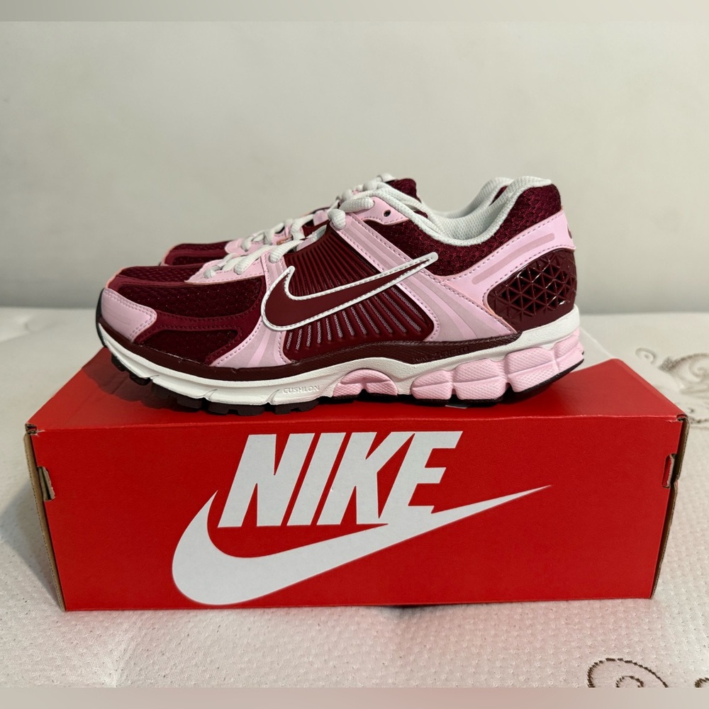 Nike Zoom Vomero 5 Pink Foam Team Red Sail Women's 7.5 Brand New